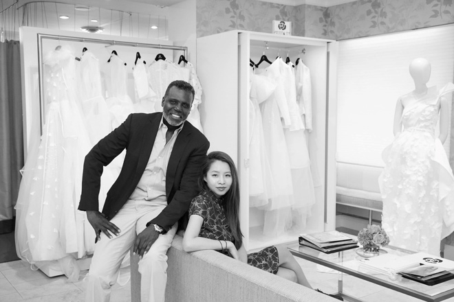 Mark Ingram, chủ sở hữu thương hiệu váy cưới Mark Ingram Atelier chụp hình cùng Phương My.