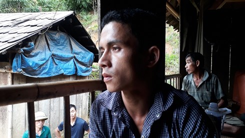 Anh Hà Văn Vân thẫn thờ, thất thần khi cả gia đình 6 người thân bị lũ cuốn trôi mất tích.