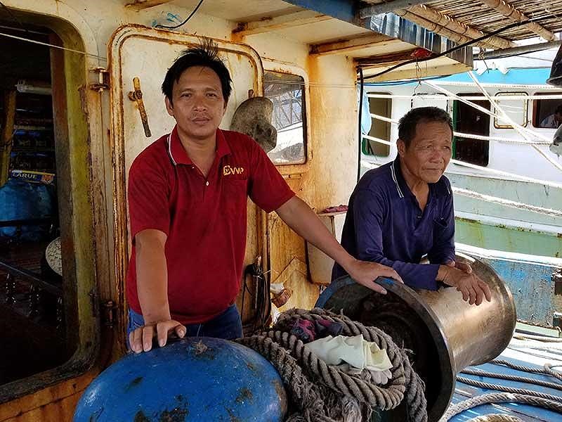 Gương mặt thất thần của anh Trần Văn Nhân (trái) và bạn tàu sau chuyến biển bị cướp sạch mực vào tháng 6-2019. Ảnh: THANH NHẬT&nbsp;