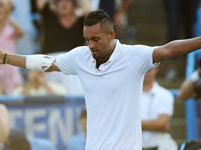 Thể thao - Lạ lùng tennis: "Trai hư" Kyrgios hỏi tư vấn khán giả, ghi điểm match point