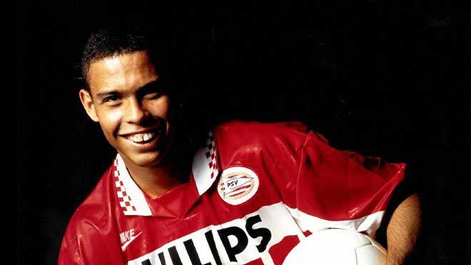 Ronaldo gia nhập&nbsp;PSV ở tuổi 17&nbsp;và đoạt ngôi Vua phá lưới VĐQG Hà Lan ở tuổi 18
