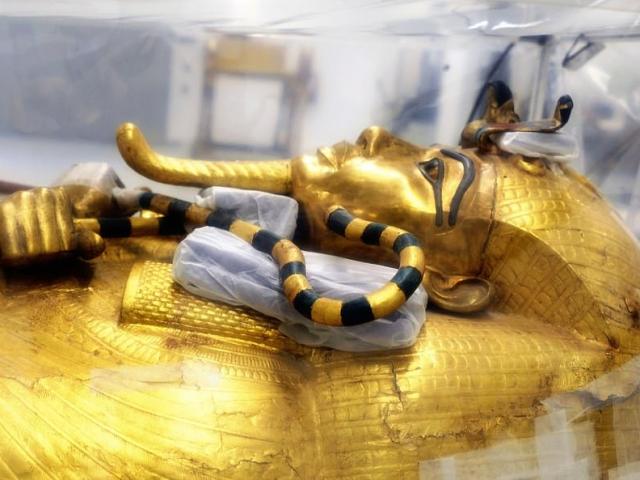 Quan tài mạ vàng của hoàng đế Ai Cập Tutankhamun lần đầu tiên rời lăng mộ 3.300 năm