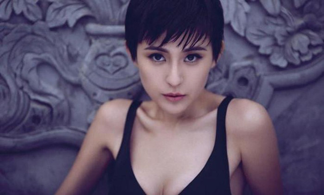 Là một ngôi sao của nhiều phim truyền hình, Nhiệt Y Trát đang phải hứng chịu chỉ trích từ sau vụ mặc phản cảm ở sân bay.
