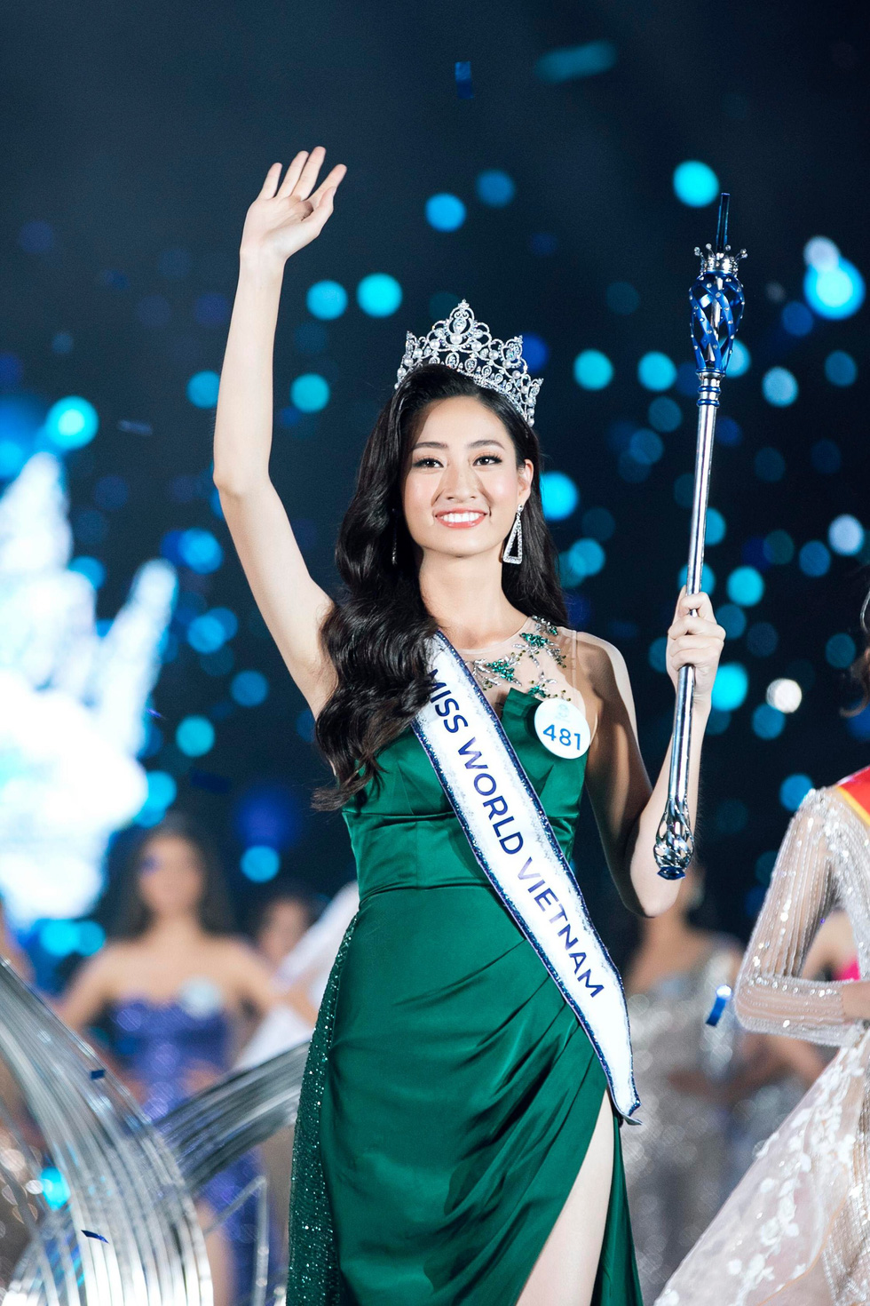 "Đối thủ" của Lương Thùy Linh bất ngờ quỳ lạy trong ngày đăng quang Miss World Thái - 7