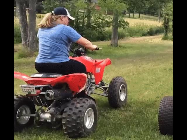 Video Clip Cười - Bi hài khoảnh khắc chị em thể hiện hành động "ngầu"