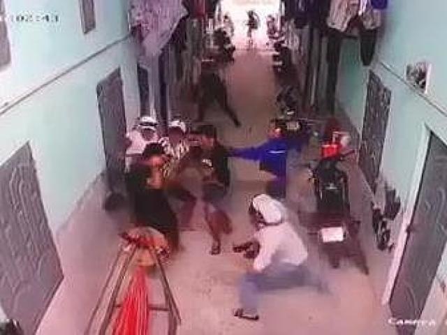 Pháp luật - Camera ghi cảnh nhóm thanh niên vây chém người ở Bình Dương