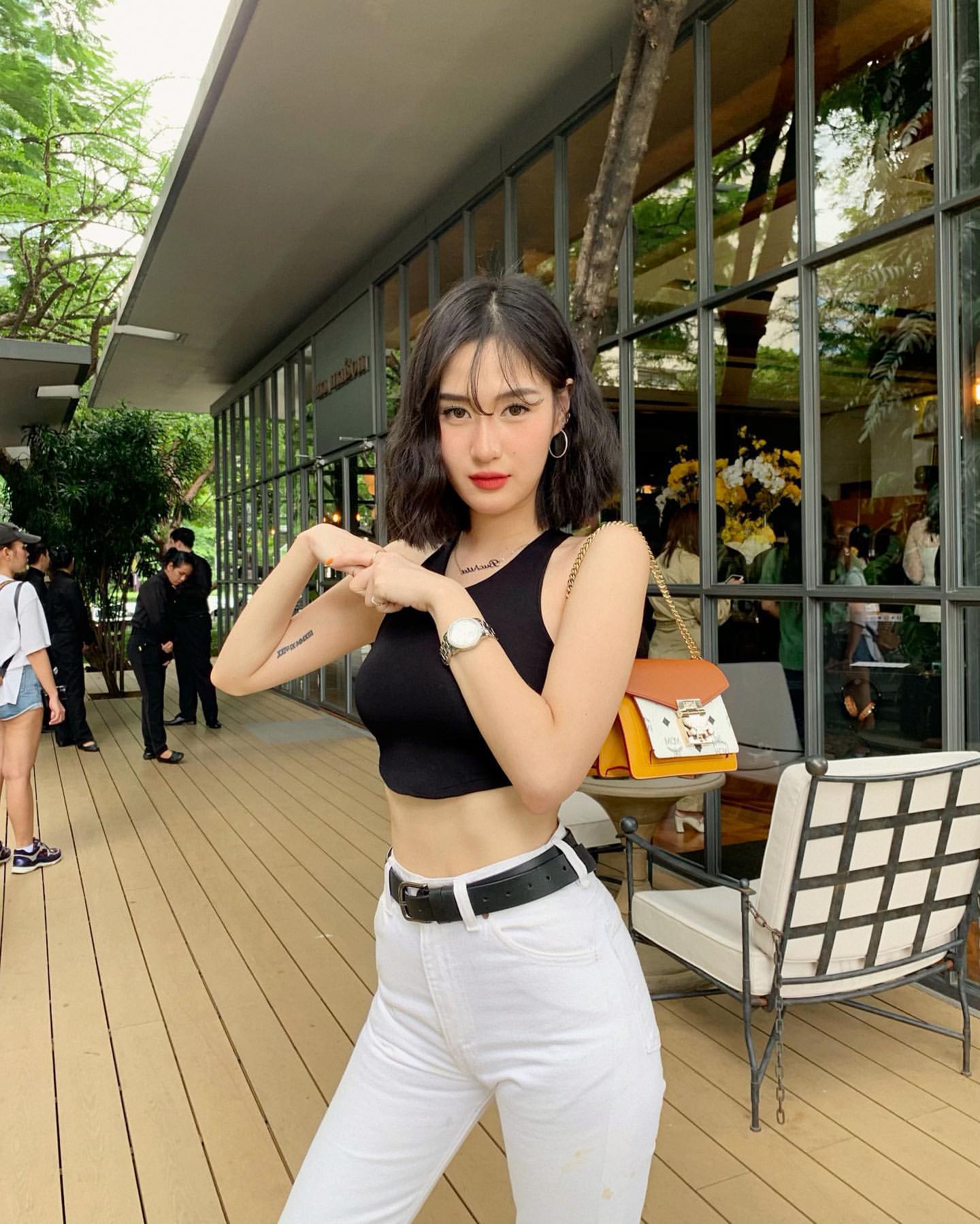 Đây là mẫu áo giúp tôn dáng và khoe ưu điểm tuyệt đối. 