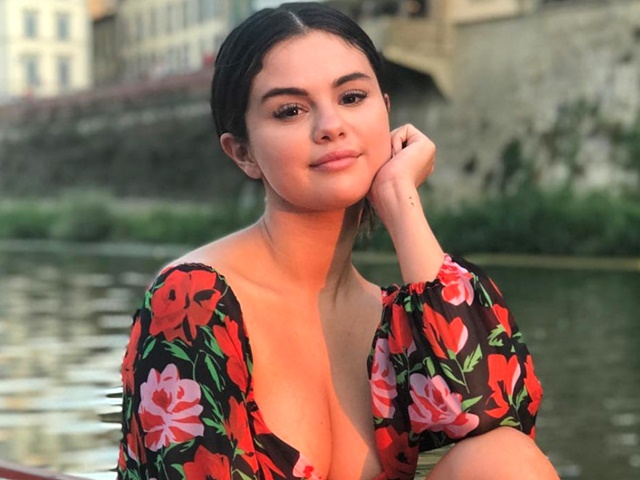 Thời trang - Bí quyết mặc váy hoa giống Selena Gomez không bị già