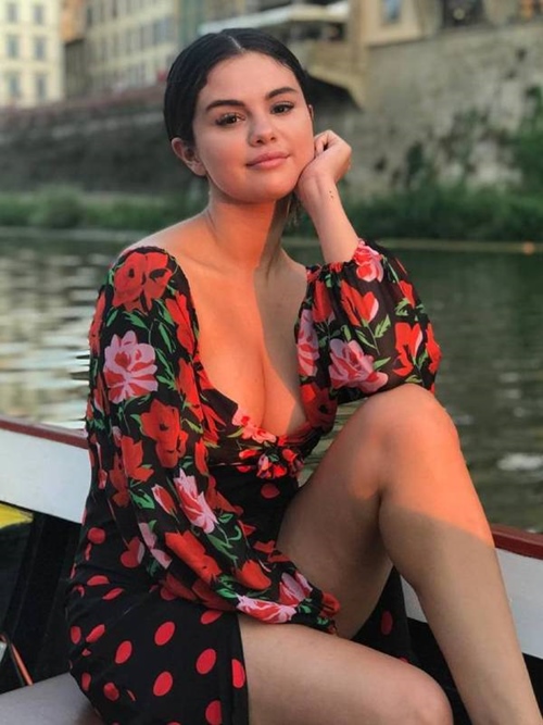Selena Gomez chinh phục thành công chiếc váy hoa tối màu