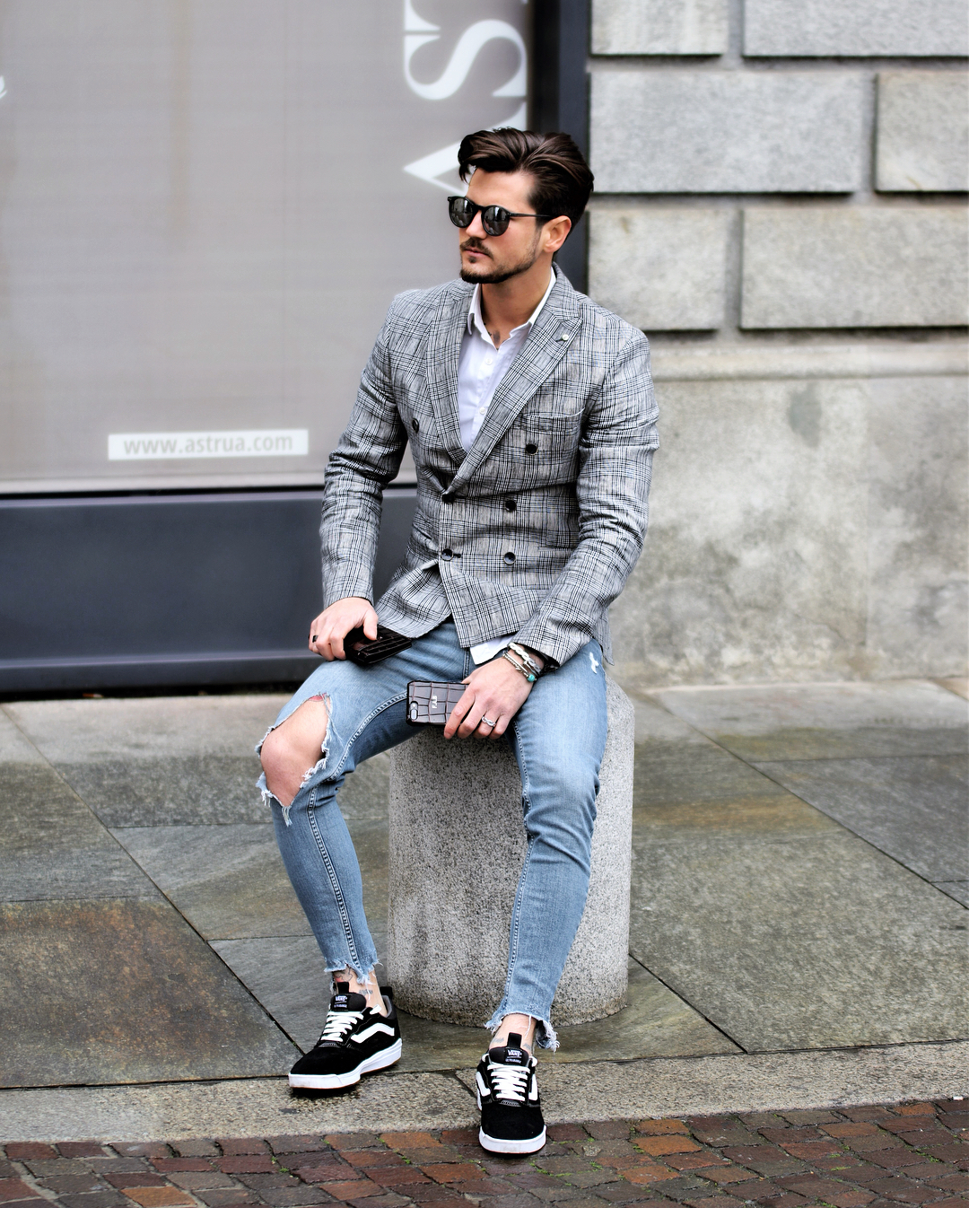 Quần rách vẫn có thể mặc với sơ mi và vest.