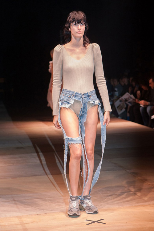 Mẫu quần jean rách gây choáng váng trên sàn catwalk.
