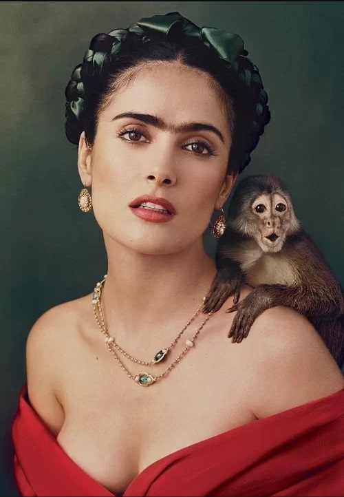 Sinh năm 1966, Salma từng là người mẫu trước khi theo đuổi sự nghiệp diễn xuất ở Hollywood. Với thân hình bốc lửa và gương mặt quyến rũ, cô từng được mệnh danh là biểu tượng sex và nhiều lần lọt top mỹ nhân quyến rũ nhất hành tinh.