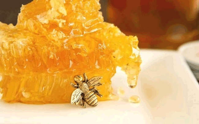 8. Mật ong thô chưa được tiệt trùng có thể gây nôn mửa và đau đầu dữ dội trong hơn 1 ngày liên tục. Đó là lý do tại sao mọi người, đặc biệt là trẻ em không nên ăn loại mật ong chưa qua xử lý này.
