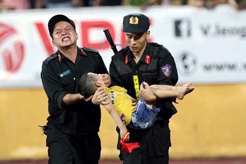 Các chiến sĩ CSCĐ đưa cháu bé đi cấp cứu.