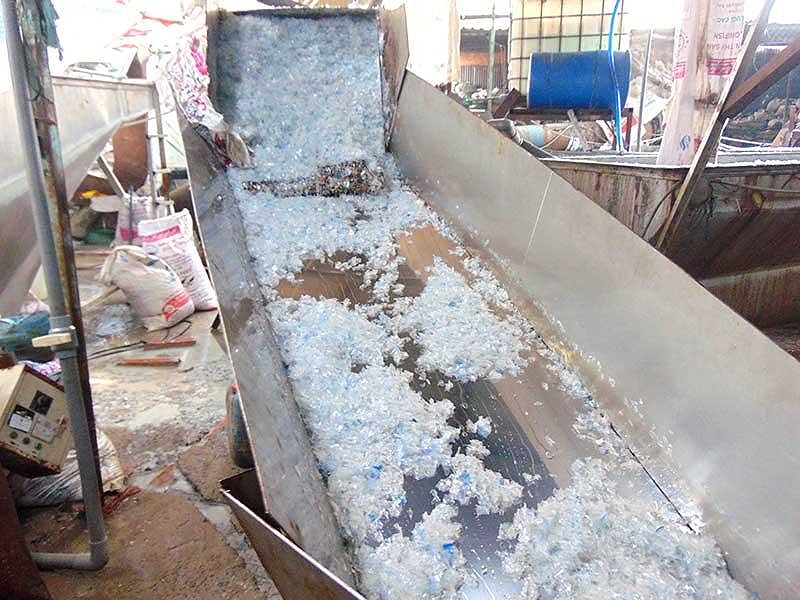 Những mảnh nhỏ được cắt ra từ chai nhựa.