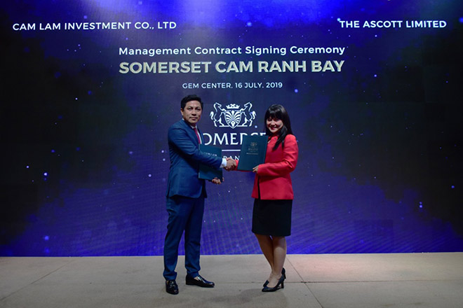 Ông Trần Trọng Dũng, Tổng giám đốc Cam Lam Holding, chủ đầu tư dự án Cam Lâm Bay ký kết hợp tác với bà Lew Yen Ping, Tổng quản lý Ascott tại Việt Nam