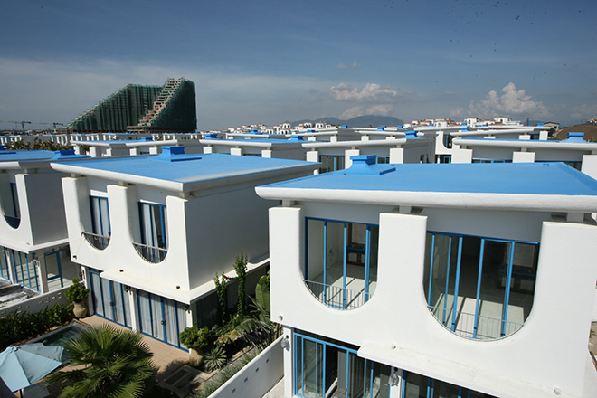 Một góc kiến trúc nhà trắng mái xanh tươi mát ở Cam Ranh Bay, biển Bãi Dài, vịnh Cam Ranh