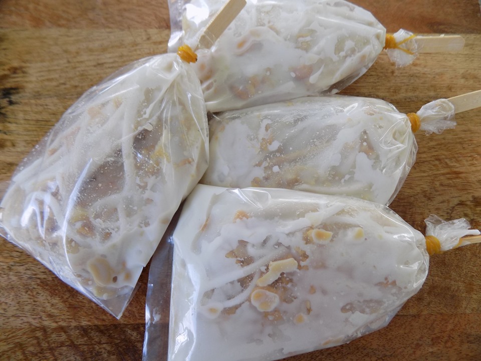 Bước 3: Chan nước cốt dừa sữa, cho dừa non bào sợi. Cuối cùng rắc đậu phụng rang.