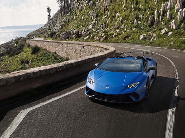 Tin tức ô tô - Người mẫu Playboy mang giày cao gót lao thẳng Lamborghini Huracan Spyder xuống hồ bơi