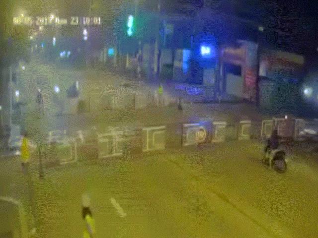 Tin tức trong ngày - Video: Đường cực vắng, người đi xe máy lao thẳng vào chắn tàu, tử vong