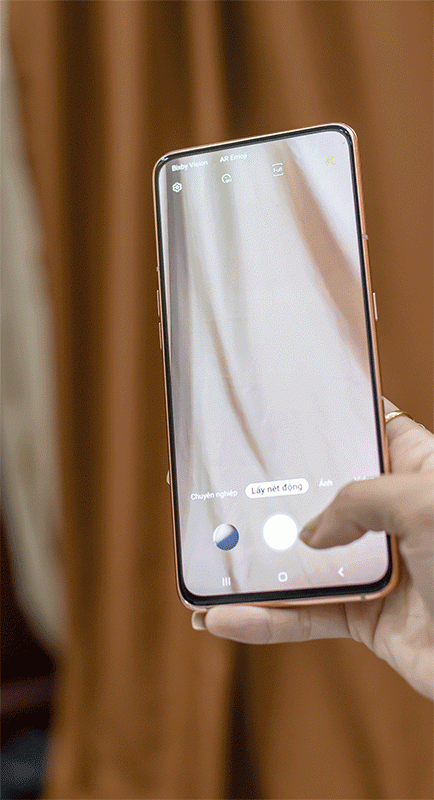 Xài Galaxy A80, khoe camera trượt xoay 180 độ thế nào cho ngầu? - 1
