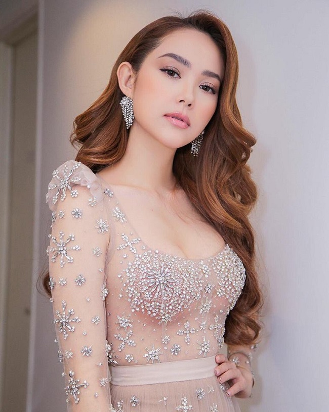 Từ một ca sỹ lấn sân sang diễn viên, Minh Hằng sau hơn 15 tham gia showbiz đã có sự lột xác về tài năng lẫn phong cách thời trang.