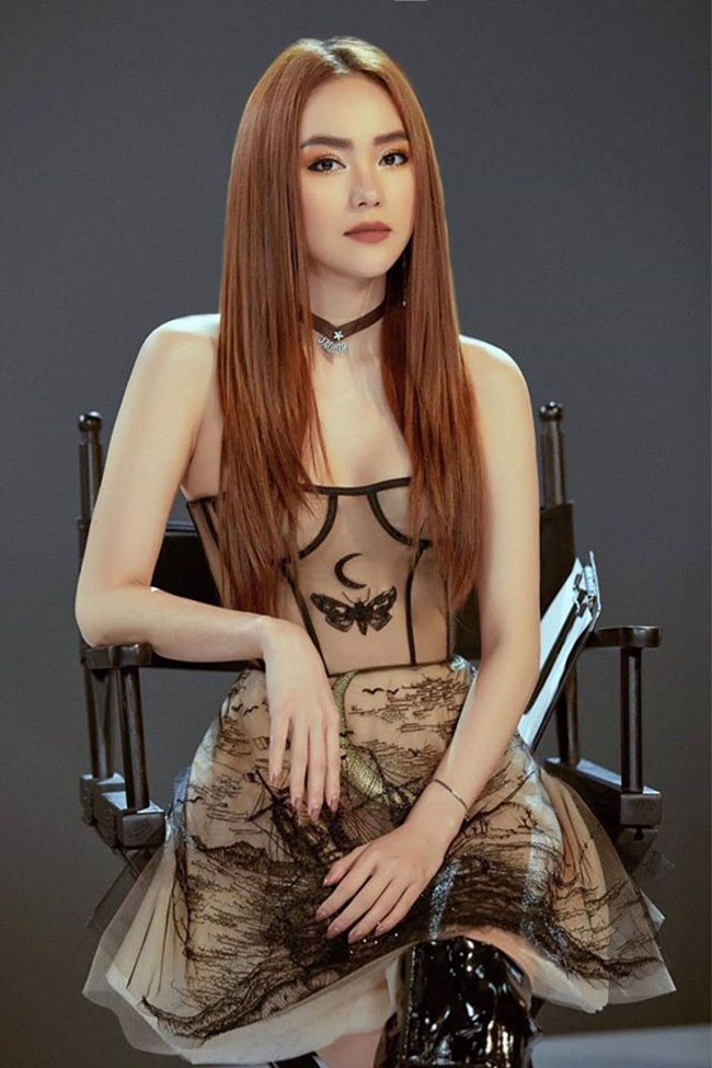 Sở hữu hình thể đẹp nên cô luôn biết cách phô diễn nó bằng những bộ trang phục xuyên thấu.