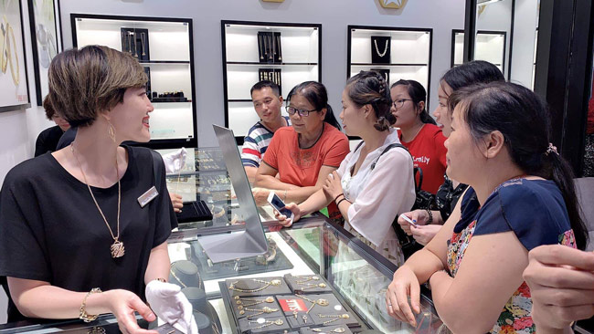 Khách đến giao dịch tại cửa hàng Vàng bạc đá quý Phú Quý tăng 20%, chủ yếu đến để mua vàng