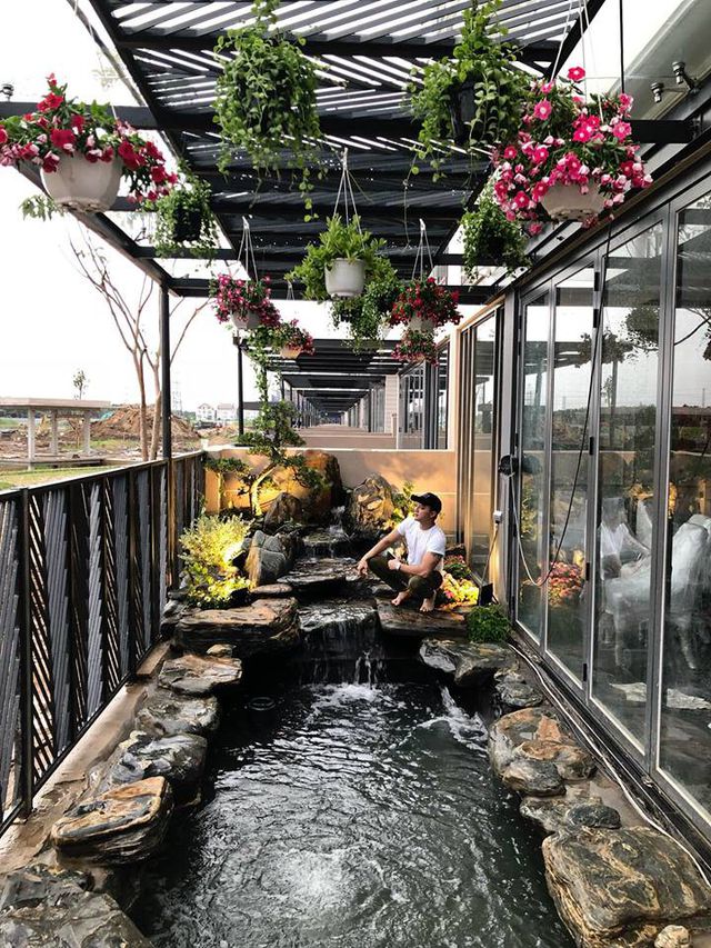 Các căn nhà của nam ca sĩ đều có không gian hòa hợp với thiên nhiên, nhiều cây xanh, vườn rau hay hồ cá