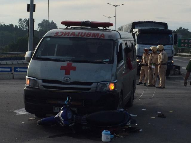 Đà Nẵng: Xe chở quan tài gây tai nạn, hai người bị thương