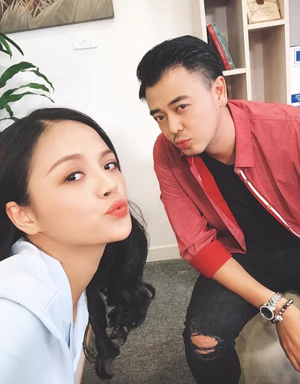 Tuấn Tú và Thu Quỳnh trong hậu trường phim Về nhà đi con.