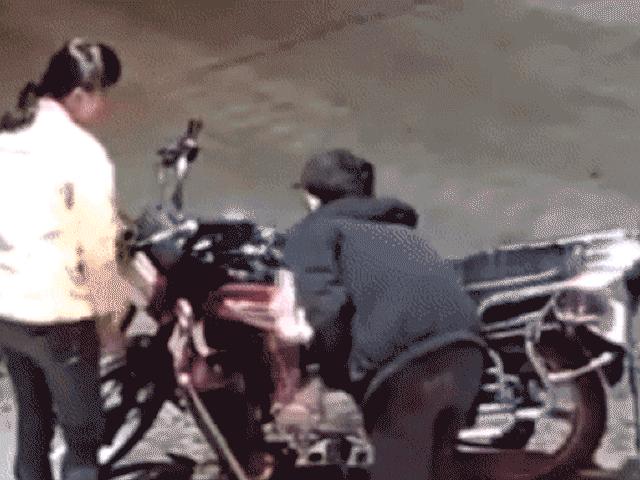 Trêu ghẹo nữ nhân viên không thành, thanh niên đốt xe máy tại chỗ mua xăng