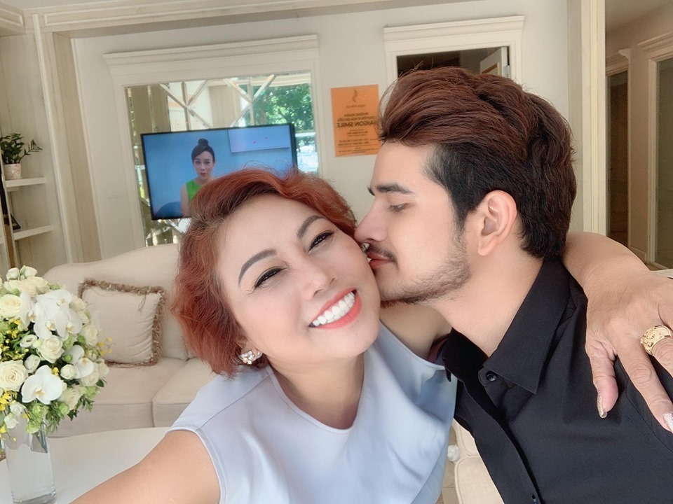 Nữ ca sĩ còn được người mẫu trẻ đẹp như Tây thể hiện tình cảm quý mến