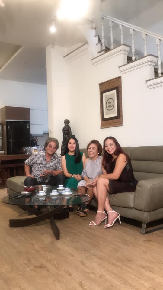 Trong chuyến công tác lần này ngoài Hà Nội, giọng ca "Ly cafe ban mê" có dịp gặp gỡ bạn bè, người thân quen