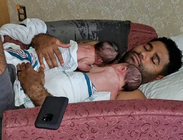 Rodriguez bị buộc tội ngộ sát vì bỏ quên hai con song sinh ở trong xe.