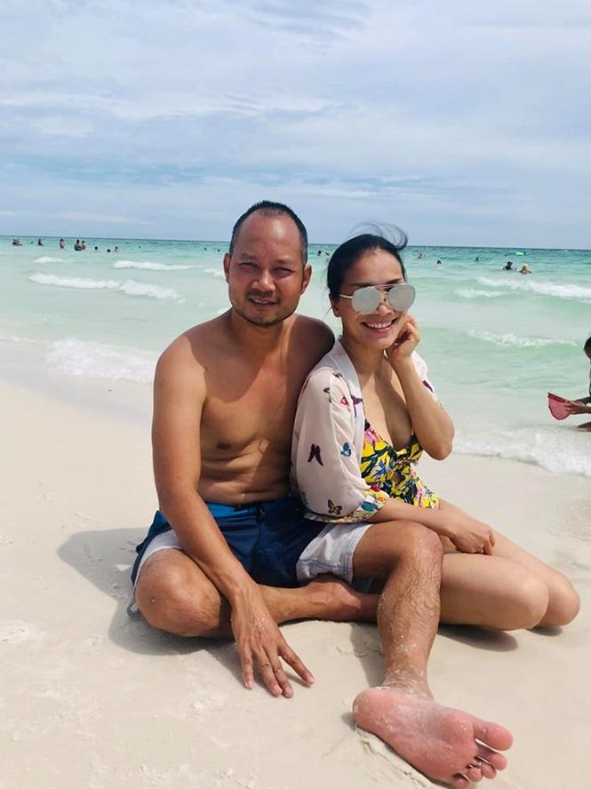 Kết hôn nhiều năm, Hồng Ngọc và ông xã vẫn dành cho nhau những cử chỉ ngọt ngào, thắm thiết.