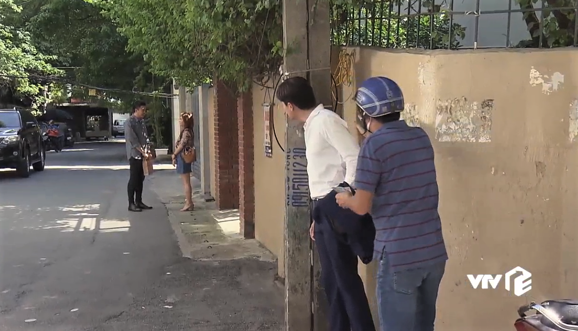 Vũ nổi cơn ghen khi chứng kiến Thư và người đàn ông lạ cười nói vui vẻ.