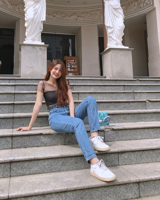 Cô nàng hiện là sinh viên nhưng tham gia làm người mẫu ảnh và là diễn viên tự do.