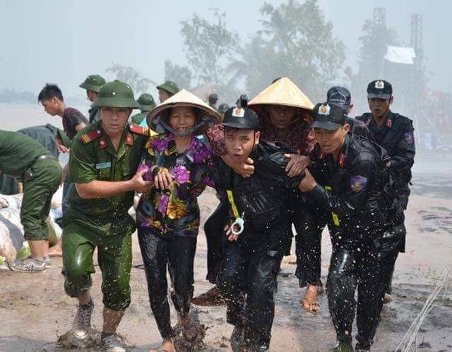 Lực lượng chức năng hỗ trợ người dân sơ tán.