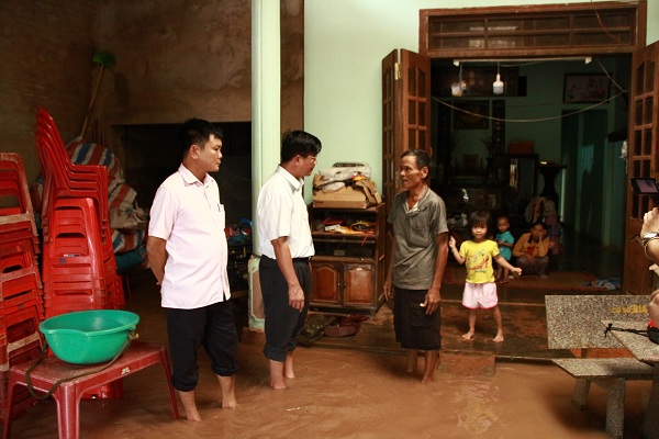 Lãnh đạo huyện ủy Ea Súp đến thăm hỏi gia đình bị ngập lụt.