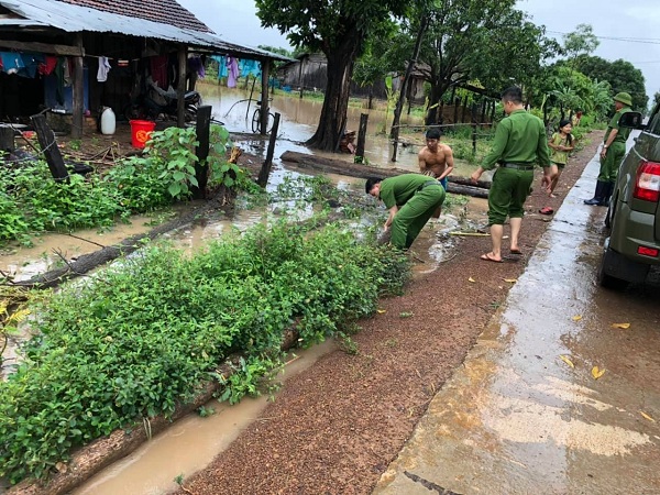 Mưa lớn, hàng trăm nhà dân ở Đắk Lắk bị nước nhấn chìm - 8