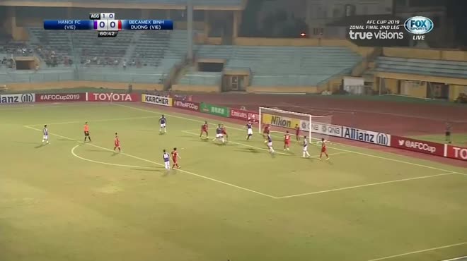 Sai sót ngớ ngẩn của thủ môn Tấn Trường: HLV Bình Dương nói gì?