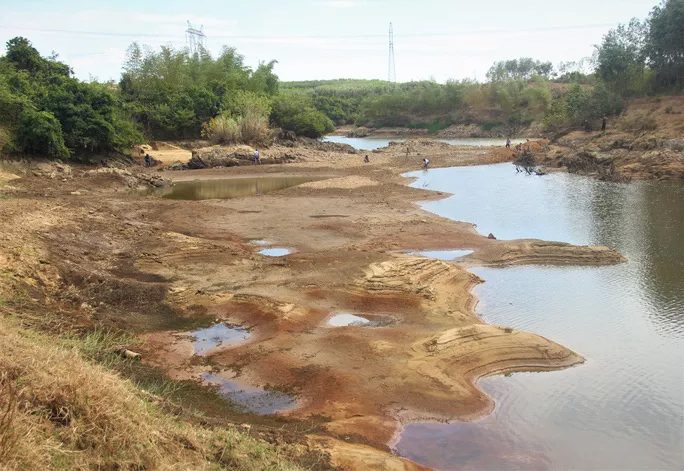 Sông Vĩnh Phước cạn trơ đáy vì hạn hán