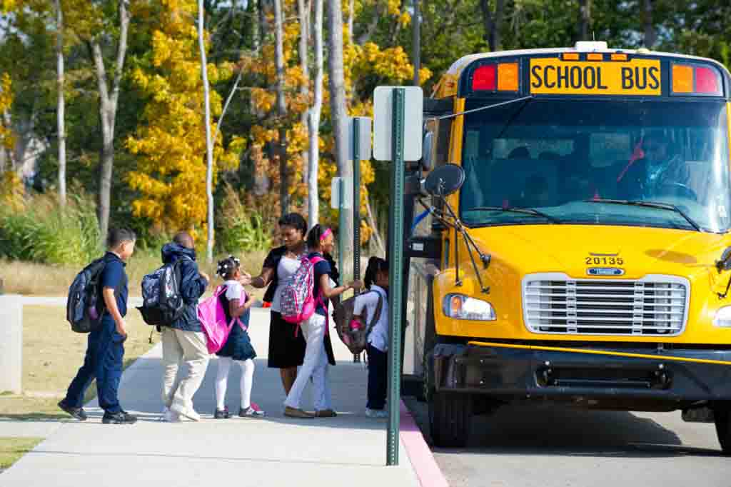 Dạy ngay cho bé những quy tắc an toàn khi đi xe buýt của trường - 1