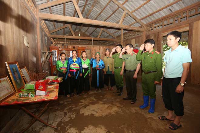 Đại diện Đoàn công tác Cục Truyền thông CAND, Báo CAND thắp hương tri ân đồng chí Thao Văn Súa.