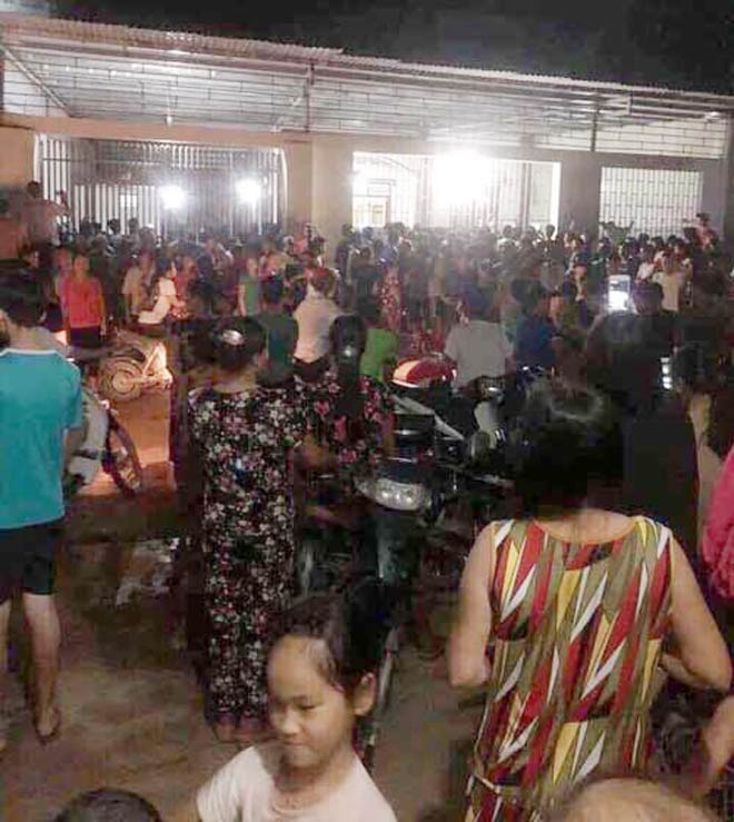 Khoảng 300 người dân vây tại nhà anh Hưng vì cho rằng có đối tượng bắt cóc trẻ em.