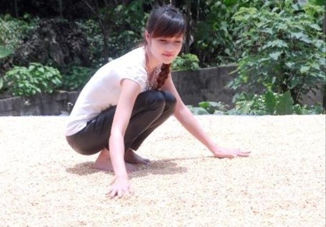 Hình ảnh chân chất, mộc mạc khi người đẹp giúp mẹ phơi thóc khiến nhiều người bất ngờ.