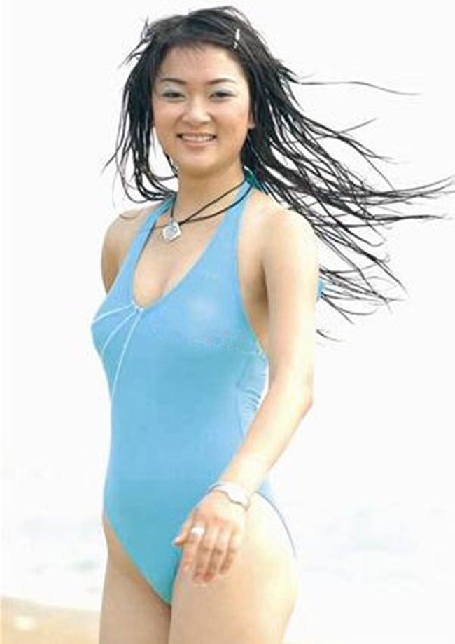 Hoa Hậu Việt Nam năm 2004 Nguyễn Thị Huyền sở hữu gương mặt đậm chất Á Đông, phúc hậu. Sau 12 năm đăng quang, cô vẫn nhận được nhiều lời tán thưởng của công chúng, người hâm mộ. 