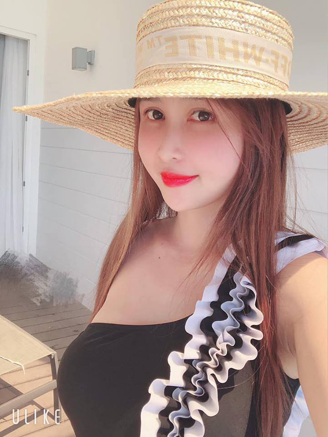 Các thương hiệu đắt đỏ có mặt trong BST áo tắm của Mina Phạm là Hermes, Dolce Gabbana, Louis Vuitton….