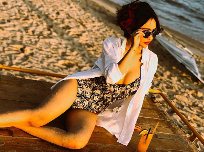 Và luôn biết cách tạo dáng sang chảnh, sành điệu.